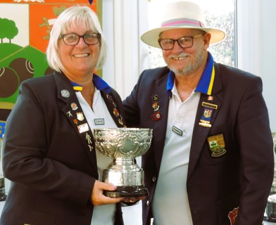 Ladies 2 Woods Champion Diane Hallam